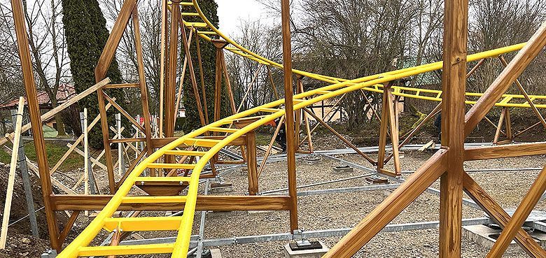 Die Familienachterbahn - „Der „Flotte-Otto“ wird aufgebaut. Die Familienachterbahn - „Der „Flotte-Otto“ wird aufgebaut.