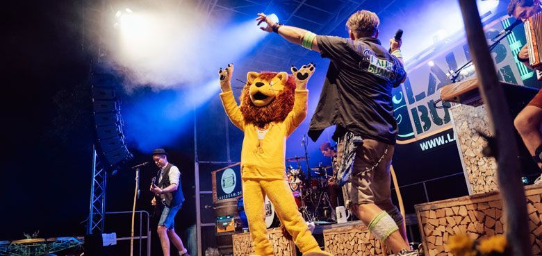 Die Alpenrockband Lausbuam Die Alpenrockband Lausbuam bringt das Bayerische Dorf zum Beben