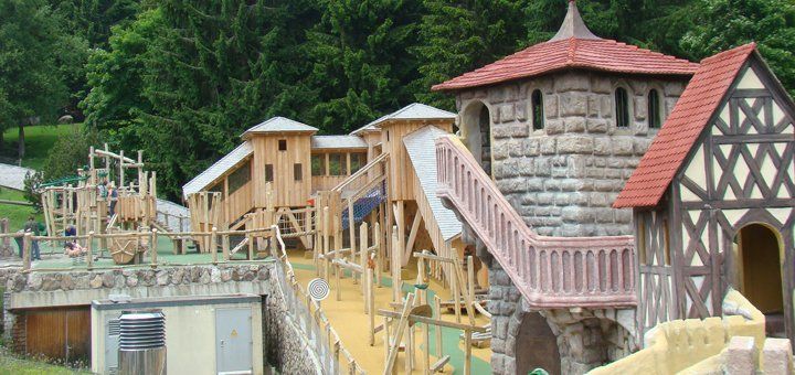 Der Abenteuerspielplatz im Steinwasen-Park mit Wasserspritzen, Röhrenrutsche, Hängebrücke und Kletterwand