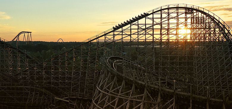 Holzachterbahn Troy Achterbahn Troy am Abend