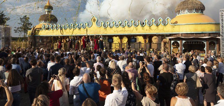 Toverland neuer Themenbereich TToverland strahlt die größte Eröffnung in der Geschichte des Parks Live aus .