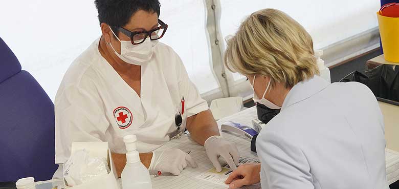 Wirtschaftsministerin Dr. Nicole Hoffmeister-Kraut (rechts im Bild), bei der Voruntersuchung Die Schirmherrin, Wirtschaftsministerin Dr. Nicole Hoffmeister-Kraut (rechts im Bild), bei der Voruntersuchung zur eigenen Blutspende.