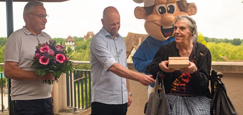 Tripsdrill  Karacho-Ursel Jahres-Pass auf Lebenszeit für Ursel Dees (Geschäftsführer Roland Fischer und Stefan Seipel v.l.n.r.)