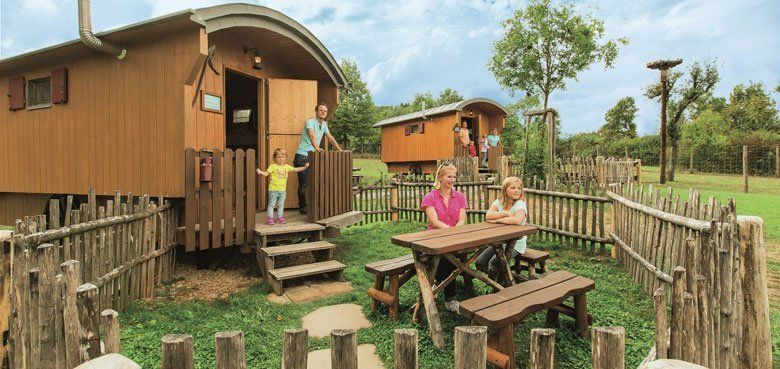 Schäferwagen mit thematisierten Badehaus stehen im Erlebnispark Tripsdrill zur Verfügung. Schäferwagen mit thematisierten Badehaus zur Verfügung..