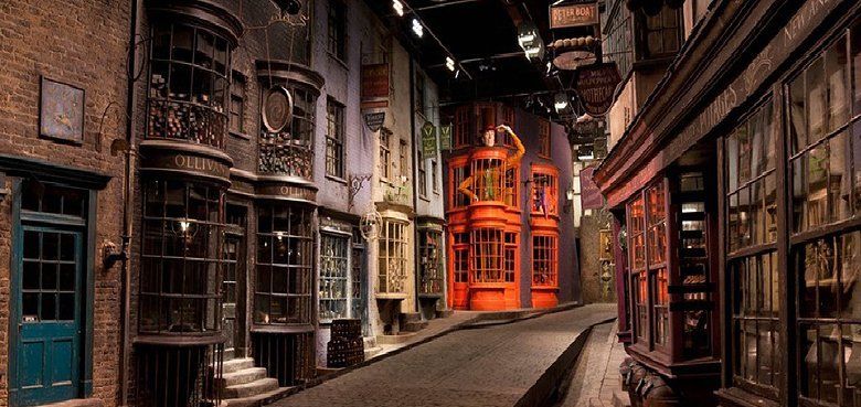Harry Potter Winkelgasse in den WB Studios in England. Harry Potter Diagon Alley Wingel Gasse in den Warner Bros. Studios London