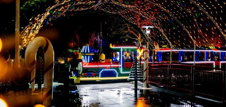 LEGOLAND® Express festlich beleuchtet. Im festlich beleuchteten LEGOLAND® Express können die Gäste ihre Runden durch den hoffentlich verschneiten Park drehen