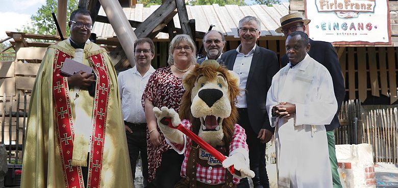 Der Bayern Park präsentiert seine neue Achterbahn FirleFranz. Der Bayern Park präsentiert seine neue Achterbahn FirleFranz.