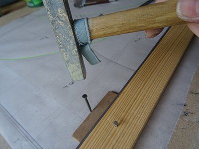 Vitrail Danse du Soleil, Mise en place du plomb de bordure