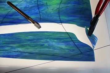 Art'lekin, vitrail sur-mesure, Cascade, étape de création, coupe des pièces de verre.