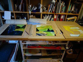 Art'lekin, vitrail sur-mesure, Cascade, étape de création, prépositionnement des pièces de verre des 3 panneaux