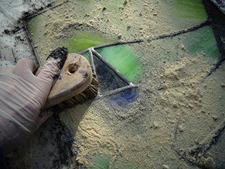 Art'lekin, vitrail sur-mesure, Cascade, étape de création, nettoyage après masticage.