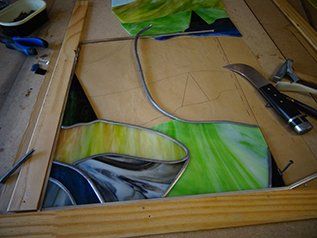 Art'lekin, vitrail sur-mesure, Cascade, étape de création, mise au plomb panneau du milieu.