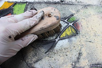 Art'lekin, vitrail sur-mesure pour porte de meuble, Galaxie, technique traditionnelle, étape, Nettoyage après masticage.