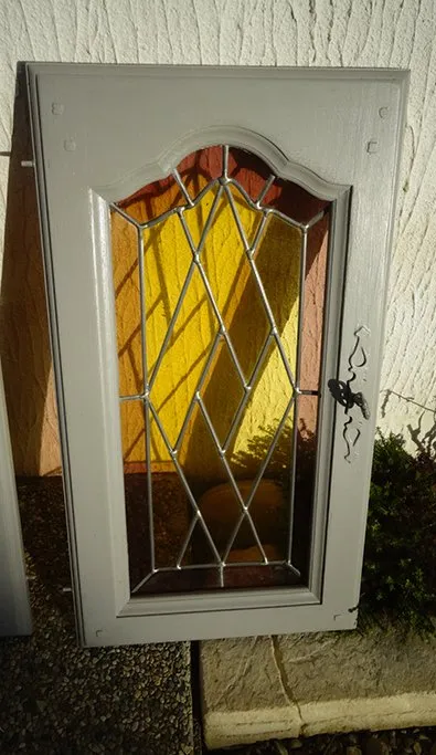 Art'lekin, vitrail sur-mesure pour porte de meuble, Arlequin, technique Tiffany, fenêtre avant restauration
