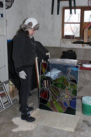 Art'lekin, vitrail sur-mesure, Jeannala & Seppala, étape de création, les vitraux déballés sont prêts à être posés.