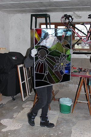 Art'lekin, vitrail sur-mesure, Jeannala & Seppala, étape de création, mise en place de chaque vitrail dans son ouverture de destination.