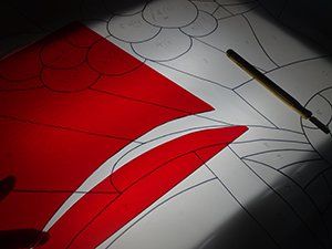 Art'lekin, vitrail sur-mesure, Jeannala & Seppala, étapes de création des vitraux, coupe des pièces de verre.