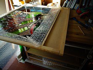 Art'lekin, vitrail sur-mesure, Jeannala & Seppala, étape de création, emballage pour sécuriser les vitraux pendant leur transport.