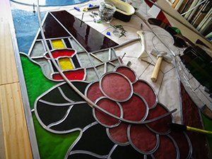 Art'lekin, vitrail sur-mesure, Jeannala & Seppala, étape de création, mise au plomb du vitrail Jeannala..