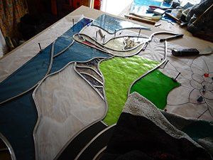 Art'lekin, vitrail sur-mesure, Jeannala & Seppala, étape de création, mise au plomb du vitrail Seppala.