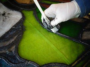 Art'lekin, vitrail sur-mesure, Jeannala & Seppala, étape de création, rabattage des ailes de plomb.