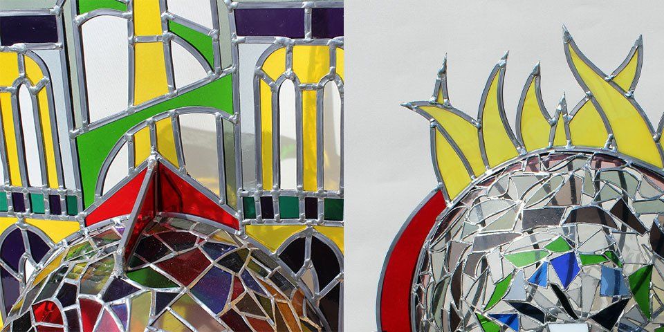 Sculptures en verre réalisées par Art'lekin en techniques traditionnelle et Tiffany, sculptures en hommage à Notre-Dame de Paris, pièces de verre assemblées en relief représentant Notre-Dame de Paris et sa rosace, la rosace et les flammes qui passent derrière, Scupltures avec contour échancré et évidements entre pièces de verre, couleurs principales : rouge, jaune, violet, neutre, dimensions environ 50 cm de haut