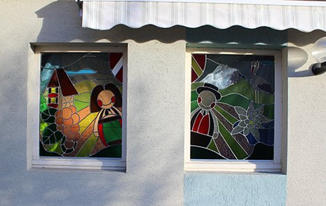 Art'lekin, vitrail sur-mesure, Jeannala & Seppala, vitraux après installation, vus de jour Art'lekin, vitrail sur-mesure, Jeannala & Seppala, vitraux après installation, vus de jour