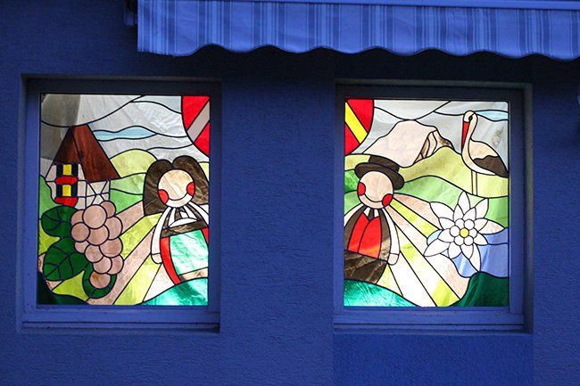 Art'lekin, vitrail sur-mesure, Jeannala & Seppala, vitraux après installation, vus de nuit Art'lekin, vitrail sur-mesure, Jeannala & Seppala, vitraux après installation, vus de nuit