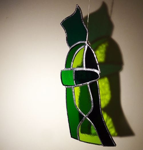 Moine réalisé par Évelyne en technique Tiffany, découverte atelier de vitrail Art'lekin