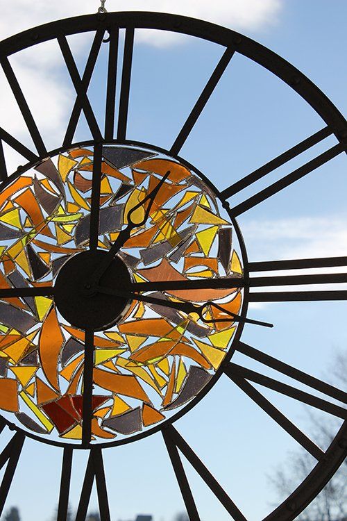 Des horloges modernes habillés de pièces de verre pour les rendre uniques et apporter une touche d'originalité à votre intérieur