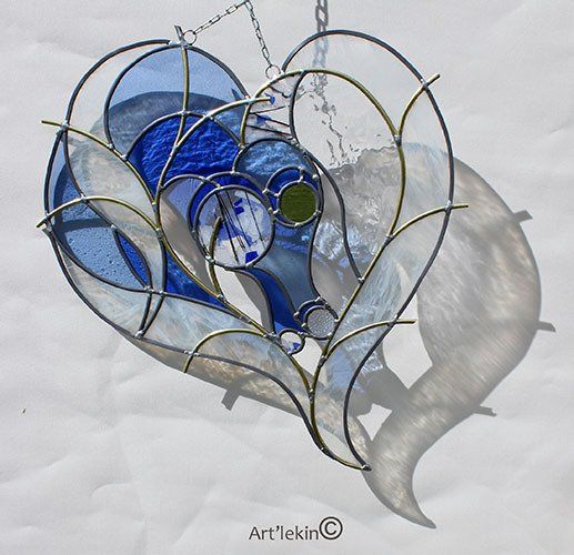 Vitrail traditionnel avec contour échancré et zones ajourées Vitrail traditionnel avec contour échancré et zones ajourées