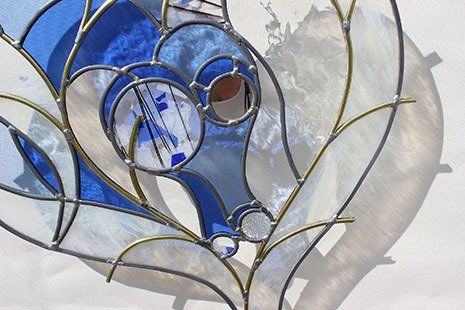 Vitrail traditionnel avec contour échancré et zones ajourées