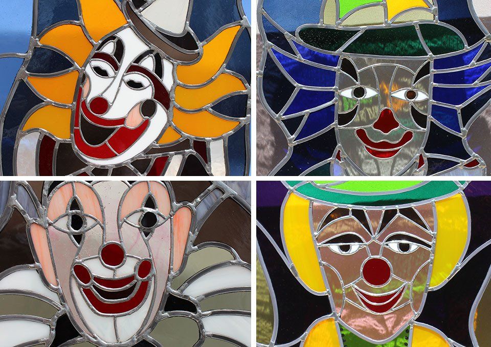 Tableaux-vitraux réalisés par Art'lekin en techniques traditionnelle et Tiffany, tableaux rectangulaires représentant des clowns en couleur, dimensions environ 45 x 55 cm