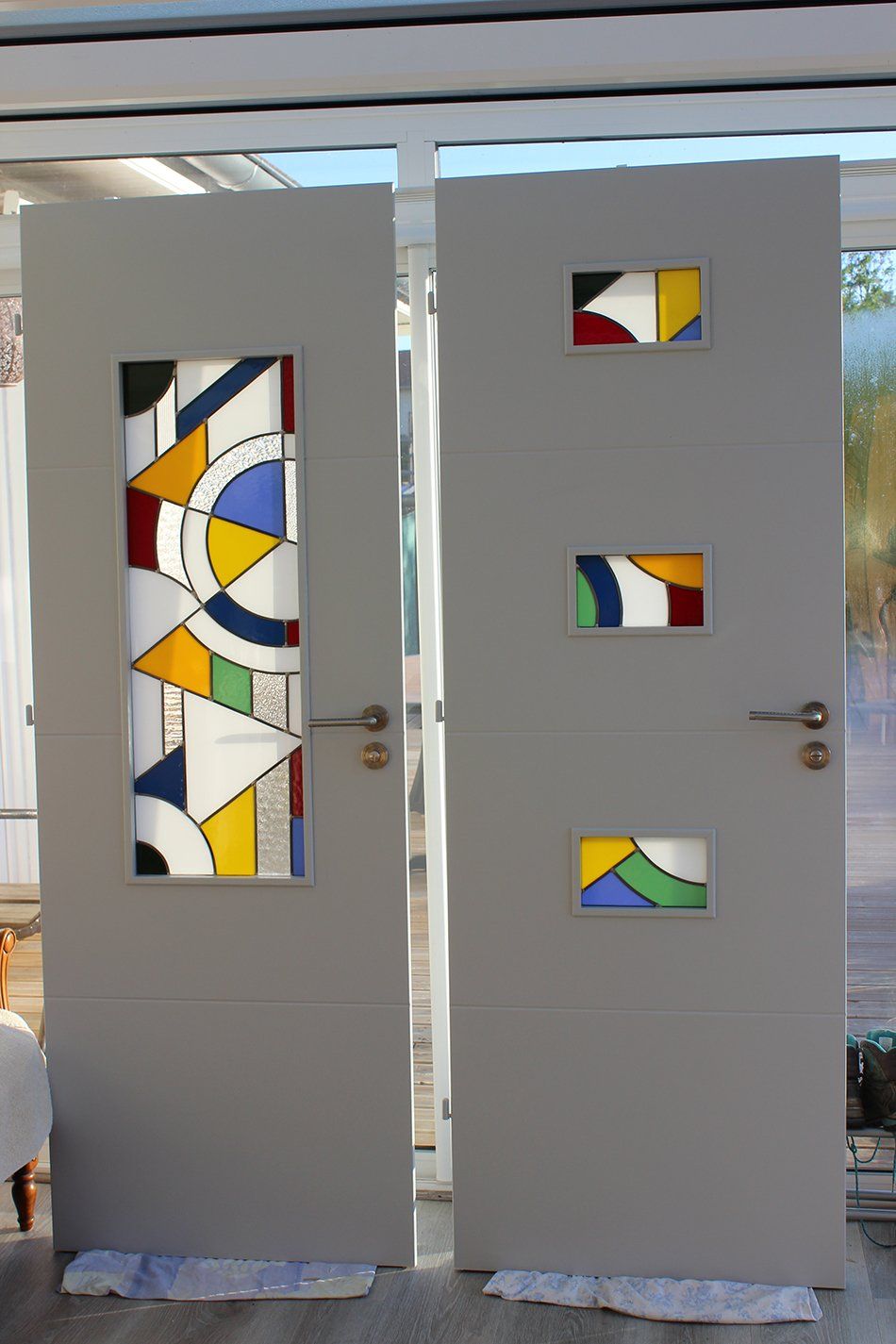 Art'lekin, vitraux sur-mesure, Jeannala &Seppala, vitraux personnalisé représentant les personnages Jeannala et Seppala dans un décor alsacien