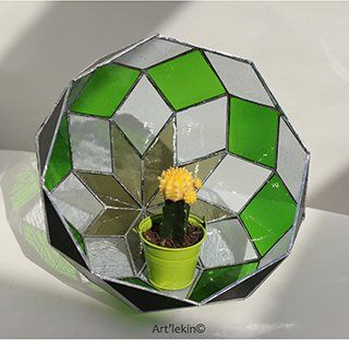 Art'lekin, objet décoration en verre à poser sur une table, une étagère, réalisé en technique Tiffany 