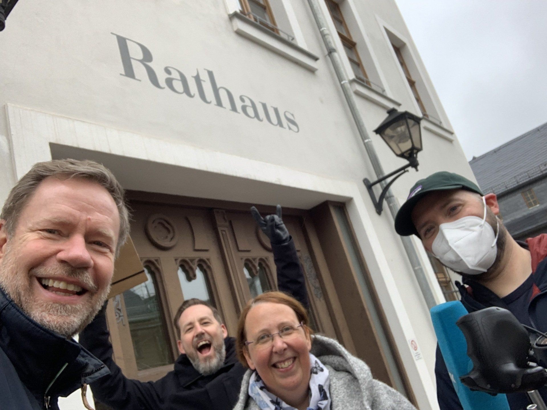 zusammen mit Ole Egil Størkson, Tarjei Strøm und Kjell Jøran Hansen von NRK TV vor dem Rathaus in Kirchberg zusammen mit Ole Egil Størkson, Tarjei Strøm und Kjell Jøran Hansen von NRK TV vor dem Rathaus in Kirchberg