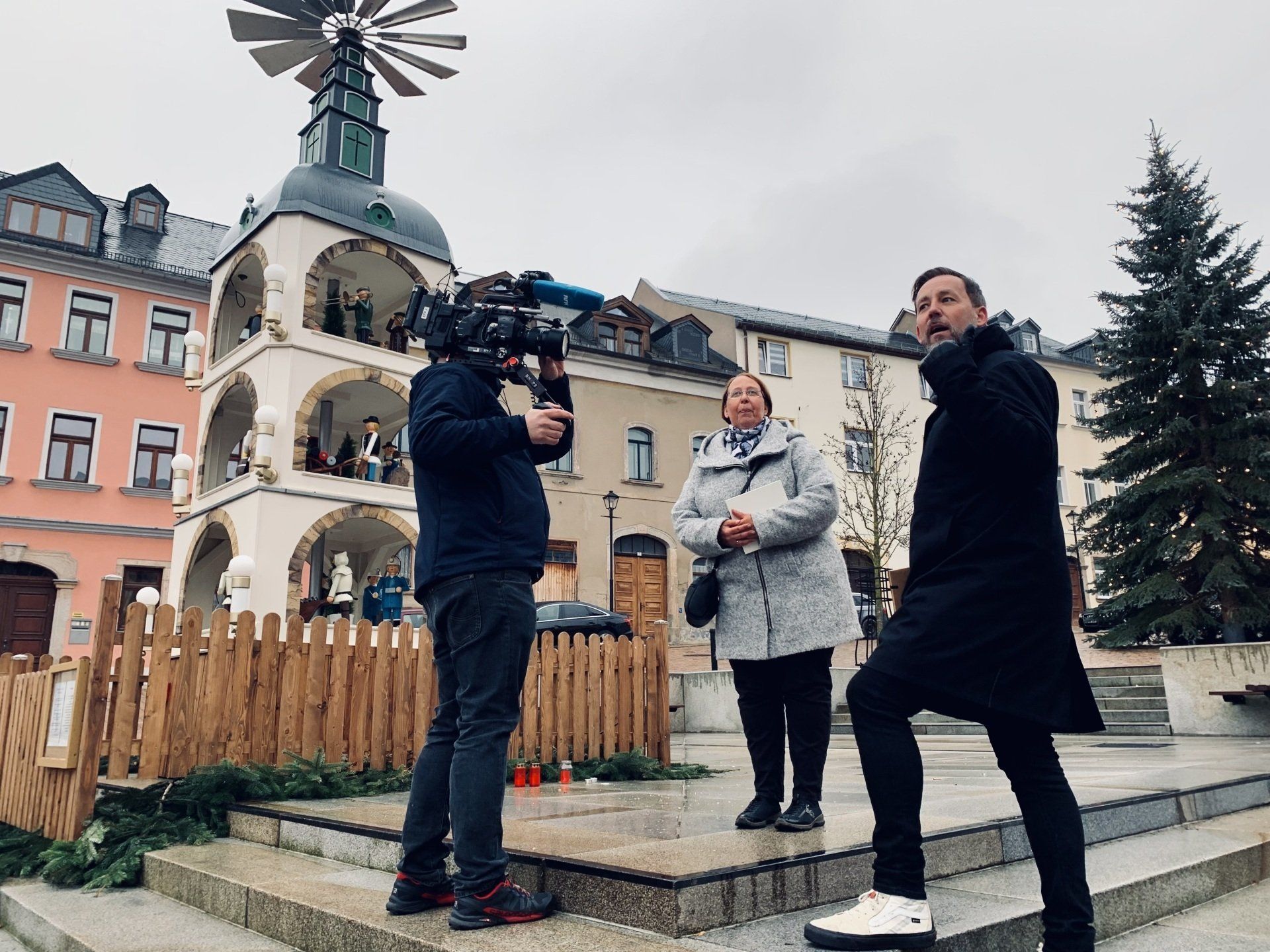 zusammen mit Kjell Jøran Hansen und Tarjei Strøm beim Dreh auf dem Altmarkt in Kirchberg zusammen mit Kjell Jøran Hansen und Tarjei Strøm beim Dreh auf dem Altmarkt in Kirchberg