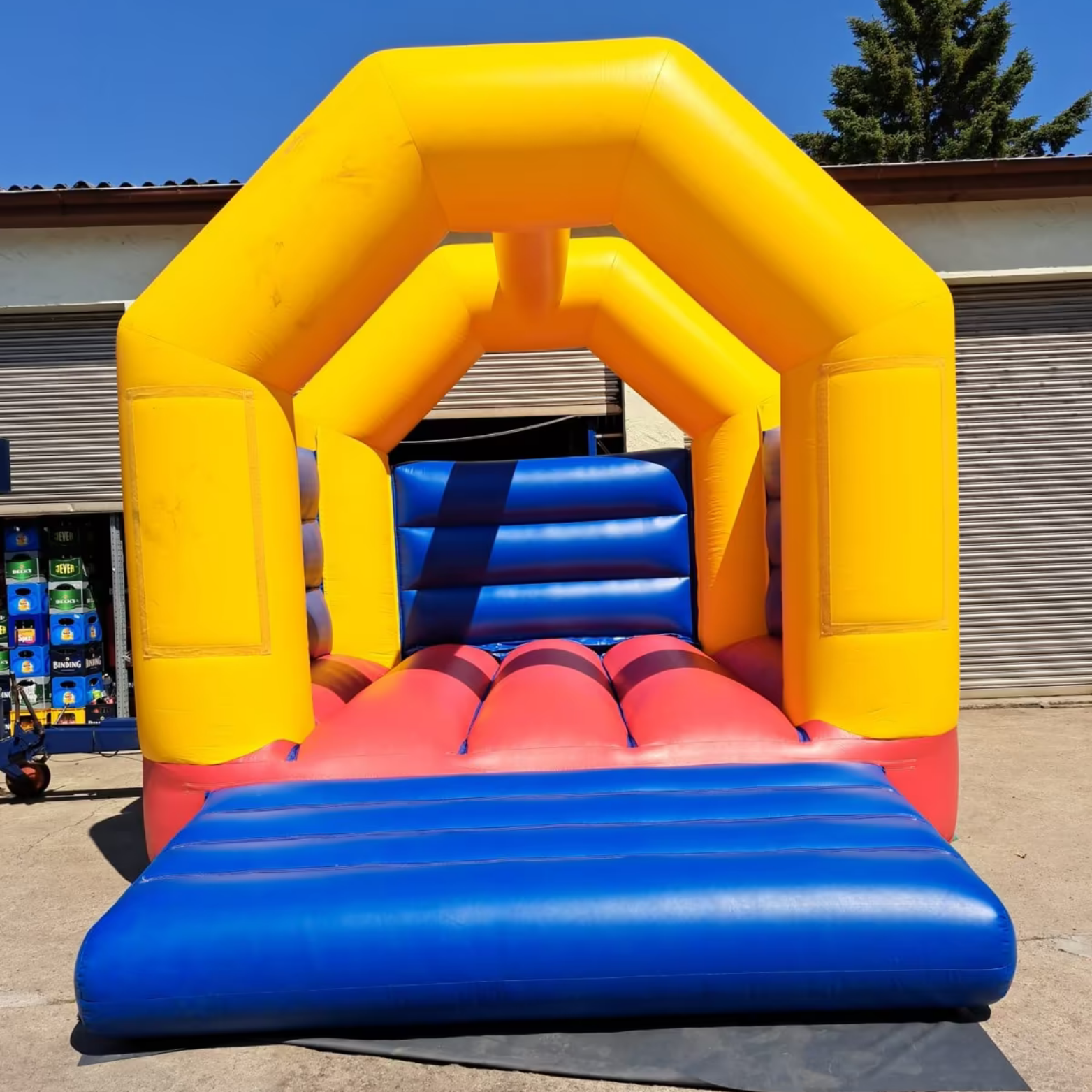 Eine Bunte Kinder-Hüpfburg