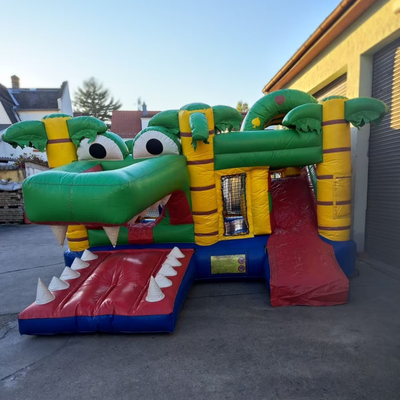 Krokodil-Hüpfburg