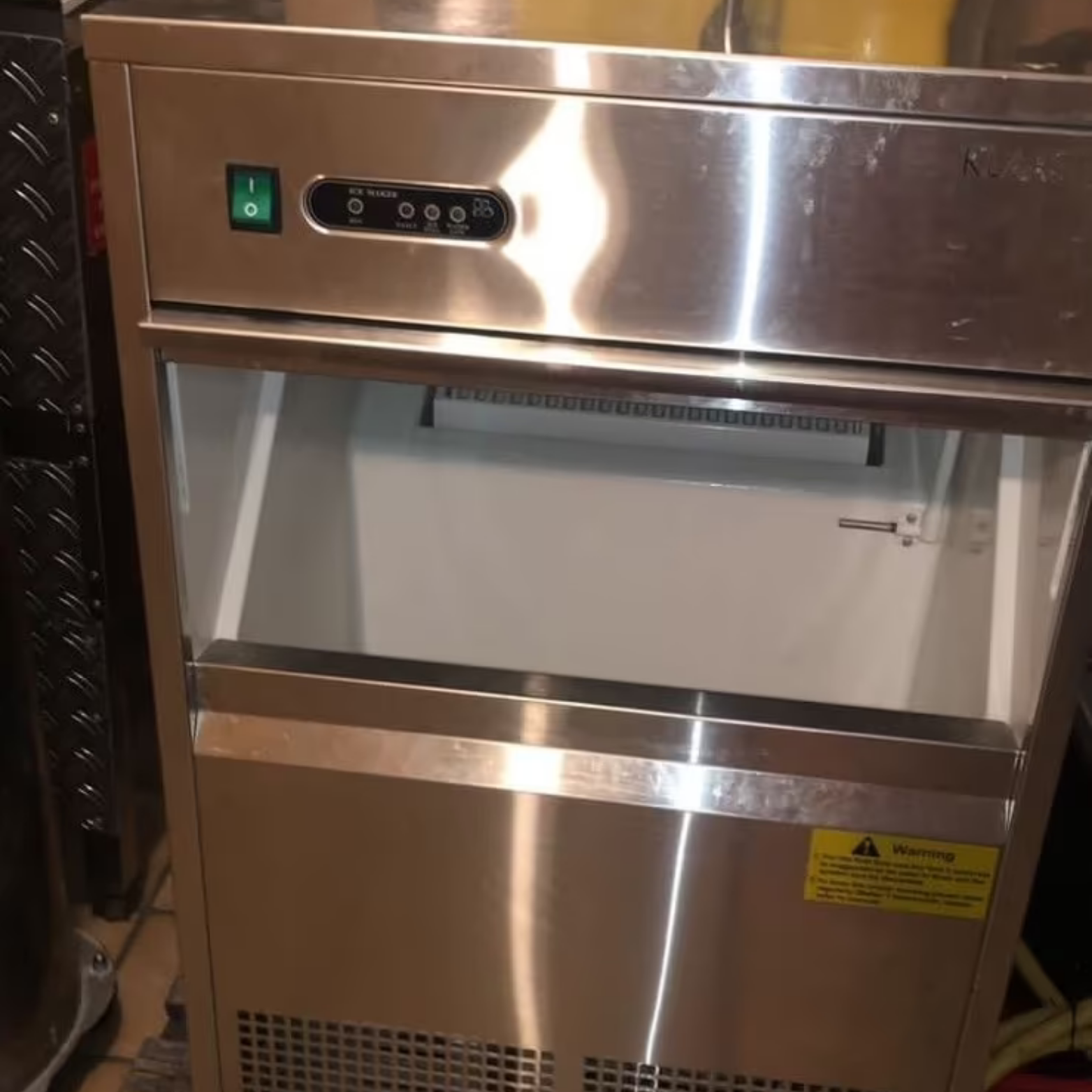 Eiswürfelmaschine zum Machen von Eiswürfeln