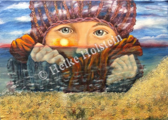 Mädchen mit Mütze kuschelt sich in ihren Schal. Ein Sonnenuntergang an der Küste ist transparent über das Bild gelegt.