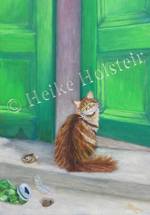 verlegene Katze toter Fisch www.Heike-Holstein-Bilder.de - Das Bild zeigt eine braun getigerte Katze. Die Katze guckt ganz verlegen. Die Katze sitzt auf einer Treppenstufe vor eine Stalltür. Die Stalltür ist einen Spalt geöffnet. Hinter der Katze liegt eine zerdrückte Bierdose und ein abgenagtes Fischskelett. Der Fischkopf ist noch intakt.