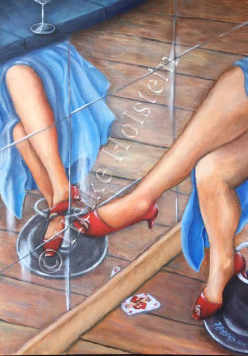 Das Bild „mit allen Reizen“ zeigt die Beine einer Frau, die auf einem Barhocker sitzt. Die Frau hat die Beine übereinander geschlagen. Sie trägt ein blaues Abendkleid und rote Schuhe. Auf dem Boden liegt eine Spielkarte der Farbe Karo Dame. Die vordere Seite des dargestellten Bar Tresens ist verspiegelt. Das gesamte Motiv spiegelt sich auf der unteren Wand des Bar-Tresens.