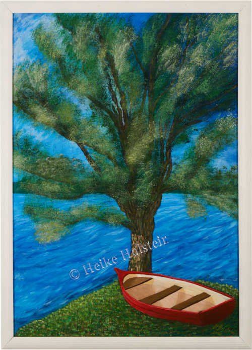 Boot am See Ufer - Das Bild zeigt ein rotes Ruderboot, das an Land liegt. Es liegt im Gras vor einem Baum. Im Hintergrund ist das bewegte Wasser eines Sees zu sehen.