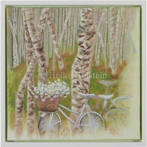 Der dominante Inhalt dieses Bildes ist ein Birkenwald. Im Vordergrund steht ein Fahrrad. Bei genauerer Betrachtung sind es mehrere Fahrräder. Das Rad, das als erstes in den Blick fällt, hab den Lenkradkorb voller Margariten.