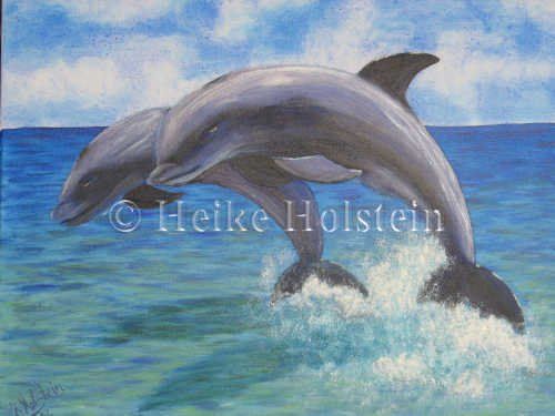 Springende Delfine Delphine www.Heike-Holstein-Bilder.de - Das Bild zeigt 2 Delfine. Das Delfinen Paar springt im Gleichklang. Im Sprung spiegeln sich die Delfine in der Wasseroberfläche bzw Meeresoberfläche. Wolken, Meer und die vom Sprung spritzende Gischt beleben das Bild.