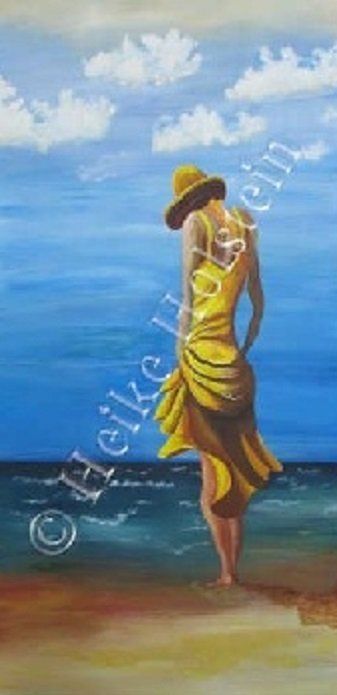 Frau am Strand romantisch www.Heike-Holstein-Bilder.de - Auf dem Bild ist eine romantische Stimmung dargestellt. Eine Frau mit Hut in gelbem Kleid ist von hinten zu sehen. Die Frau geht barfuß am Strand in Richtung Wasser. Sie schaut auf ihre Füße
