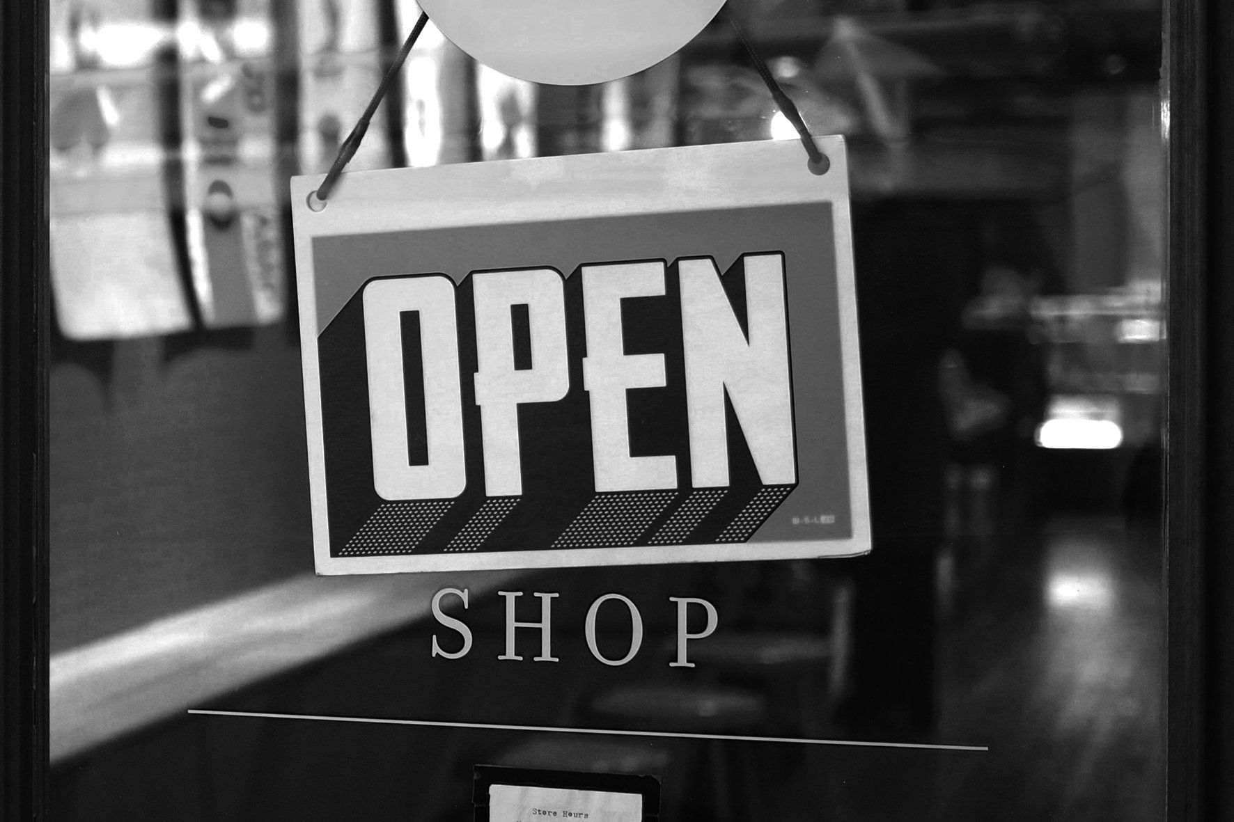 Equipo creativo desarrollando proyectos de diseño gráfico, trabajando en conceptos visuales y diseños personalizados en un entorno profesional