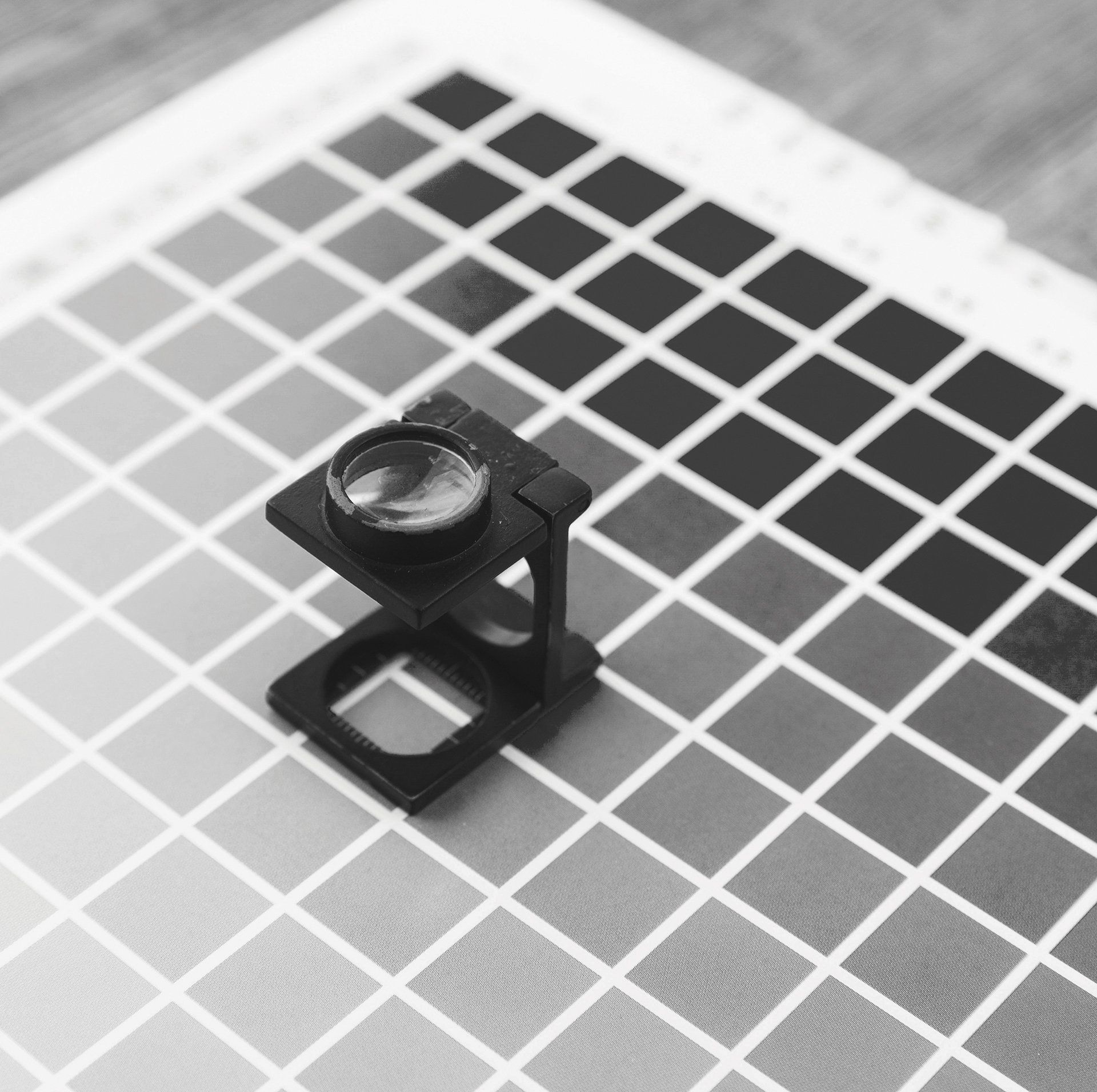 Equipo creativo desarrollando proyectos de diseño gráfico, trabajando en conceptos visuales y diseños personalizados en un entorno profesional