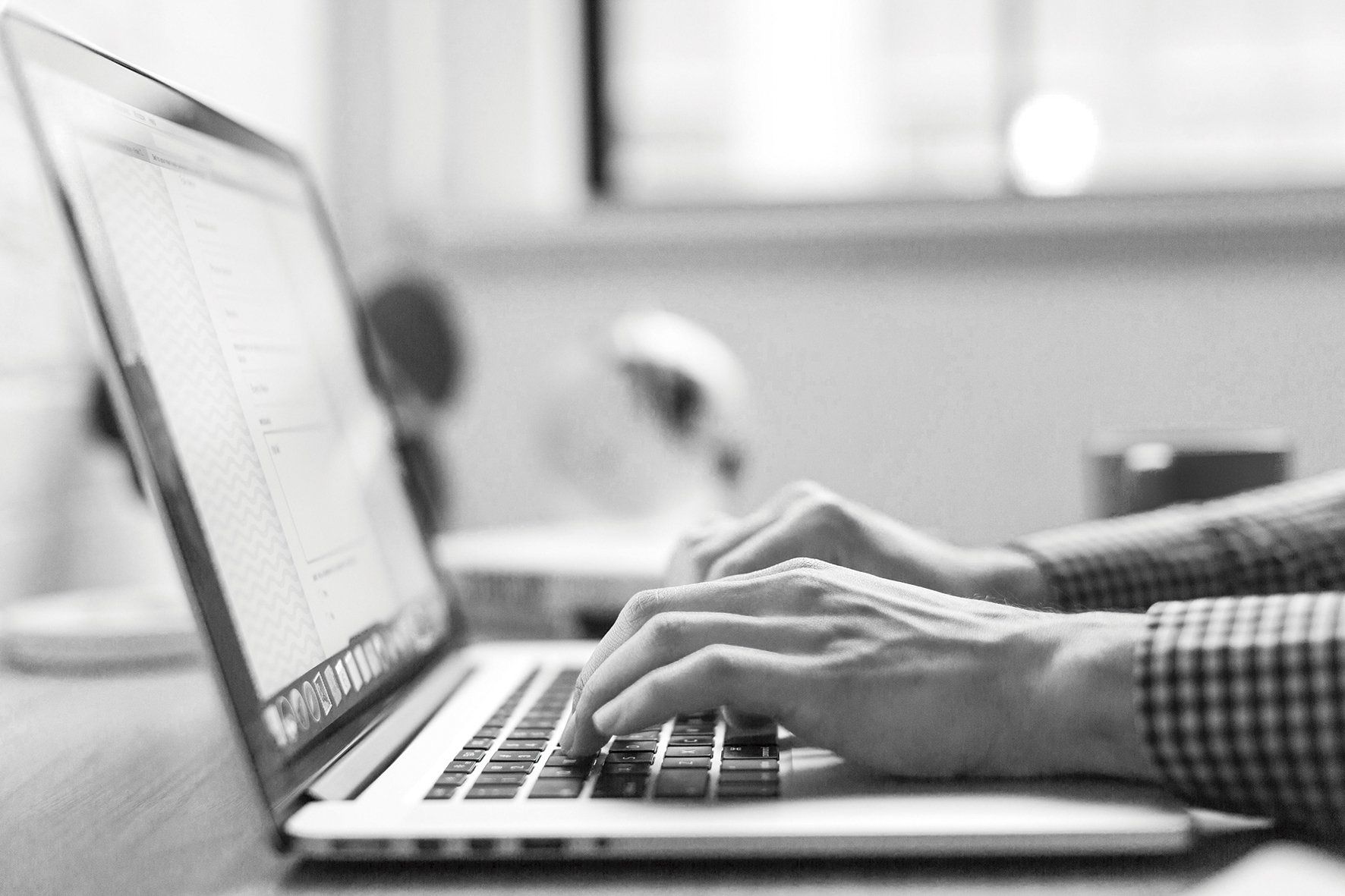 Equipo creativo desarrollando proyectos de diseño gráfico, trabajando en conceptos visuales y diseños personalizados en un entorno profesional